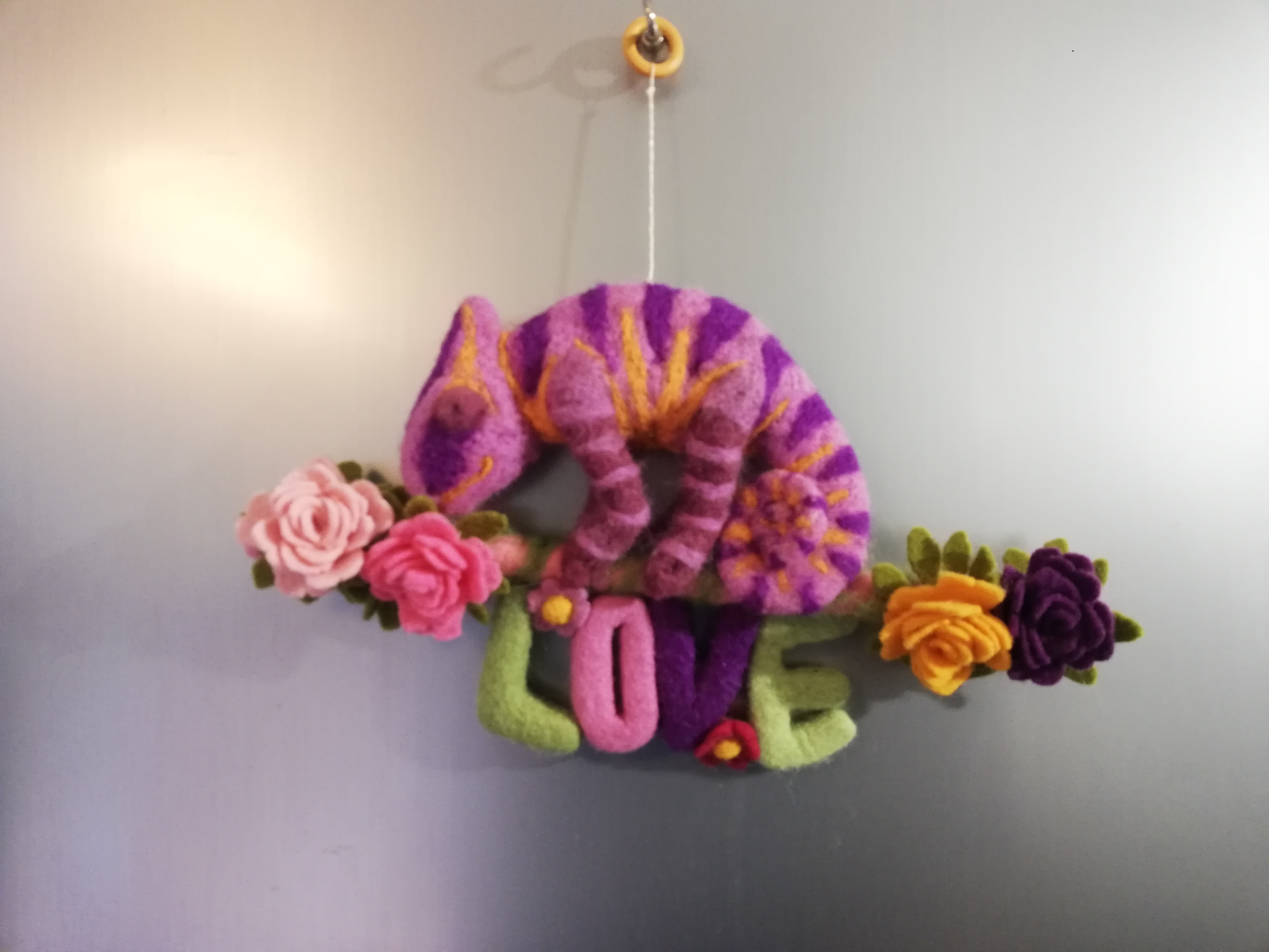 Scultura di lana infeltrita di Fiorella Carnevali: Camaleonte fiorella 45