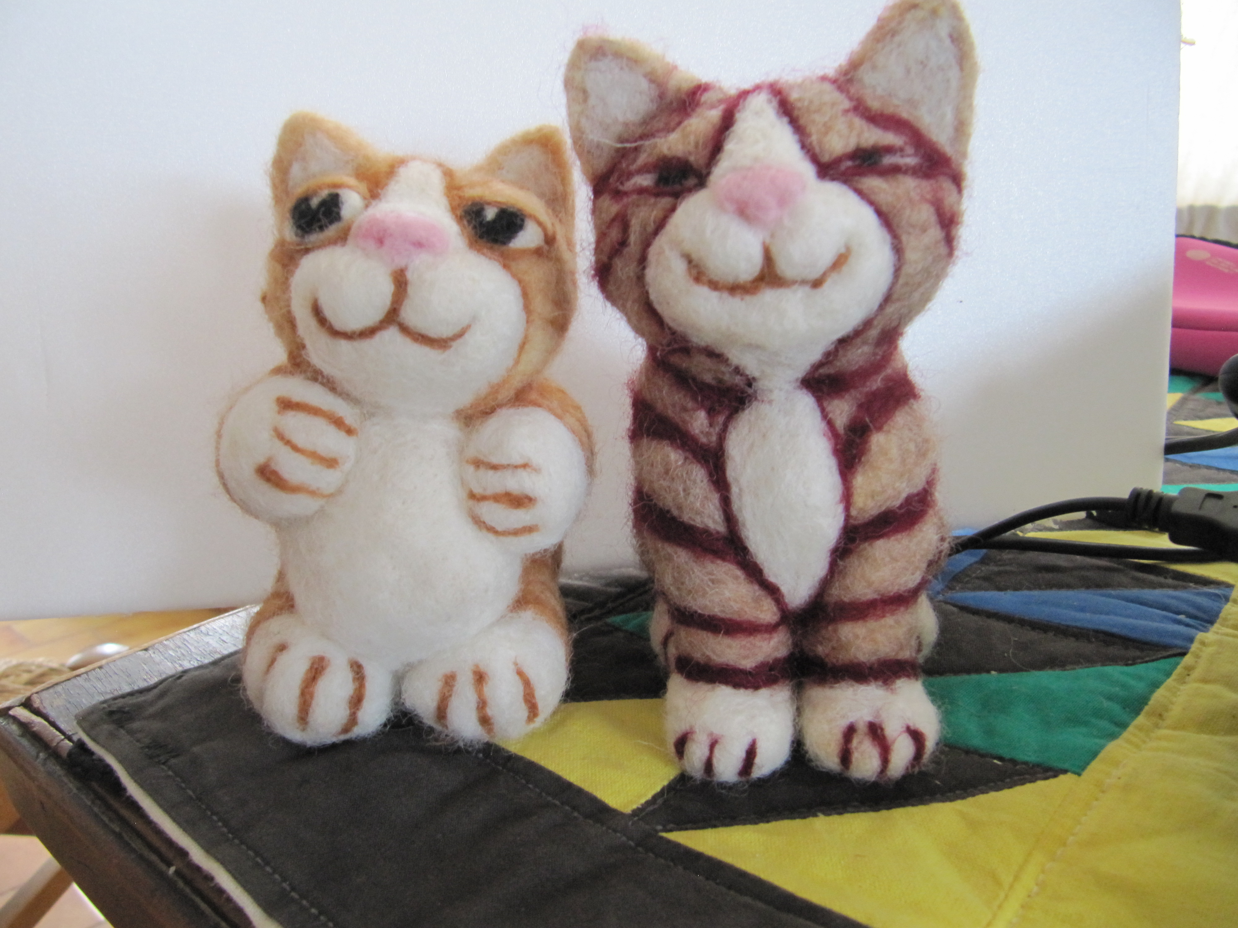 Scultura di lana infeltrita di Fiorella Carnevali: Gatto di lana
