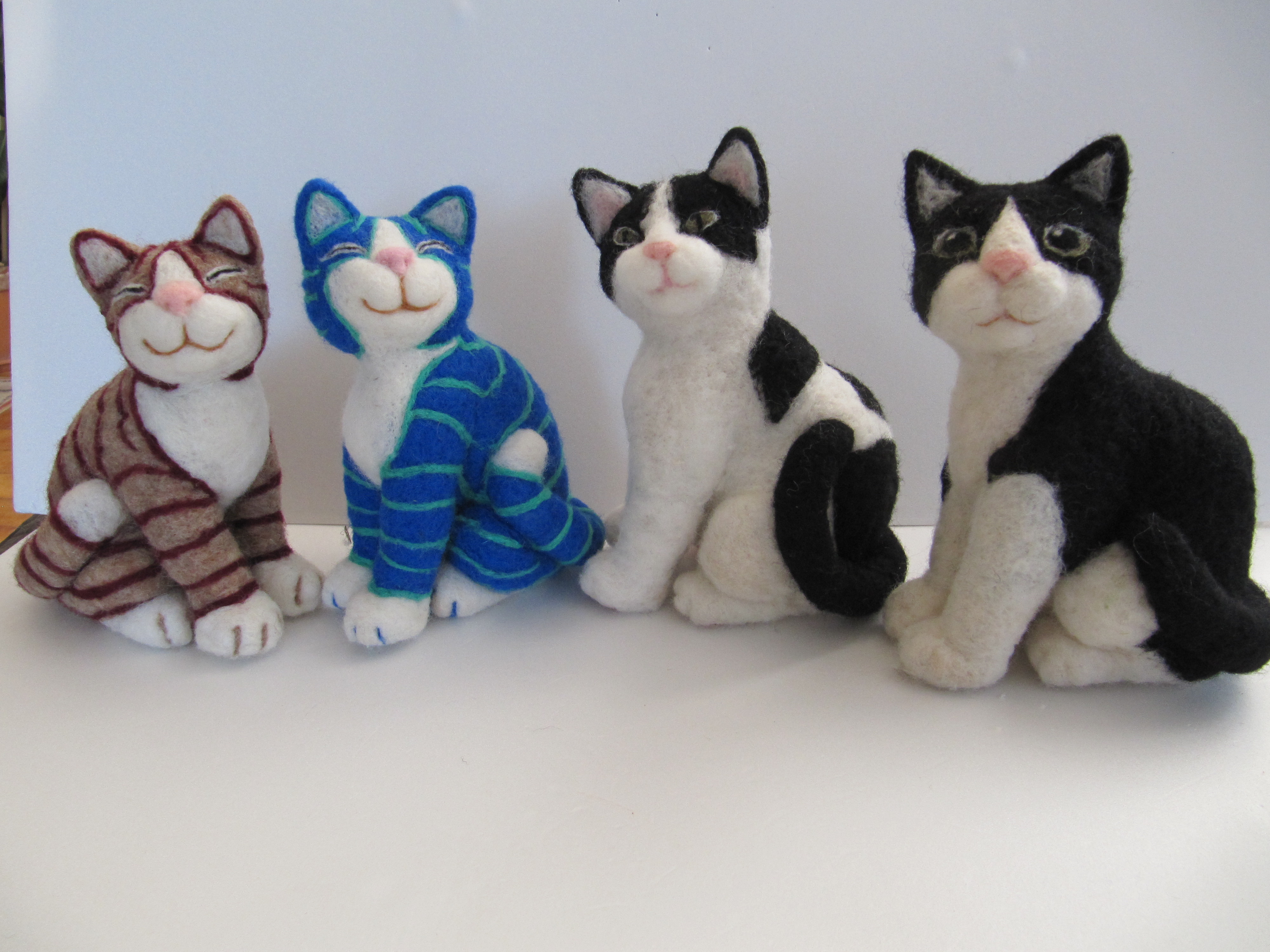 Scultura di lana infeltrita di Fiorella Carnevali: Gatto di lana