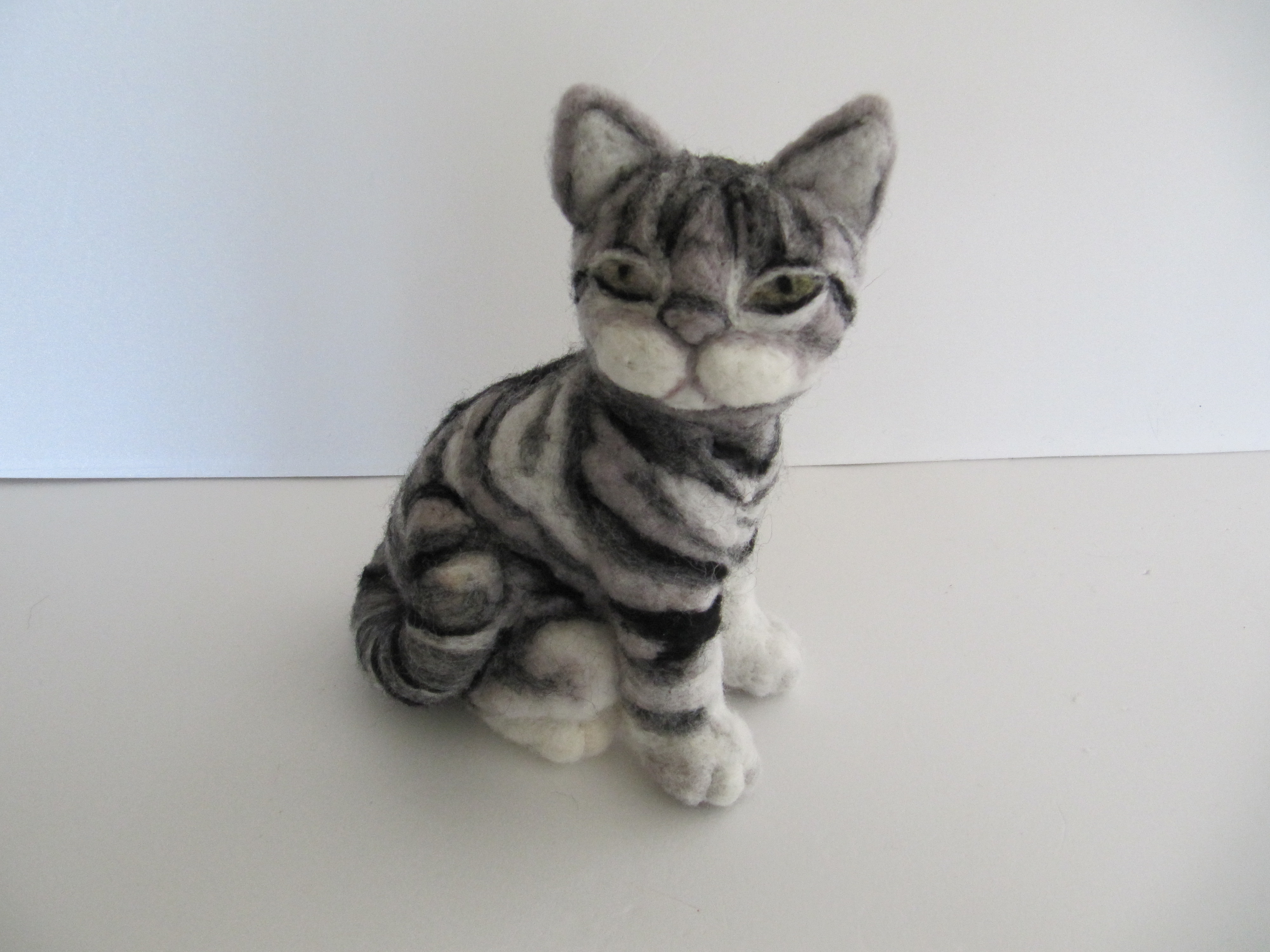 Scultura di lana infeltrita di Fiorella Carnevali: Gatto di lana