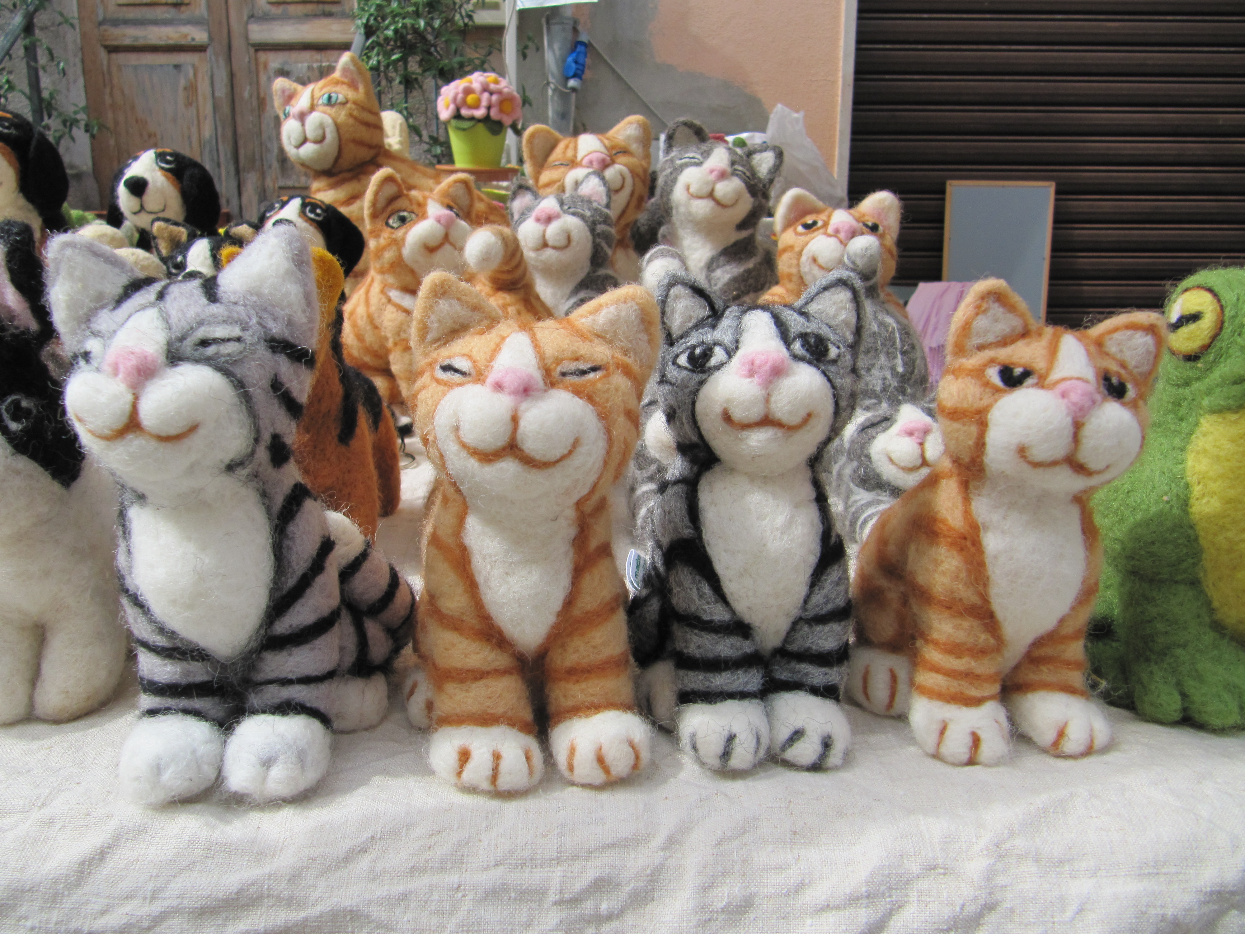 Scultura di lana infeltrita di Fiorella Carnevali: Gatto di lana